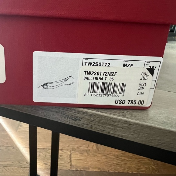 Gorgeous Valentino Garavani red logo flats! - Picture 6 of 7